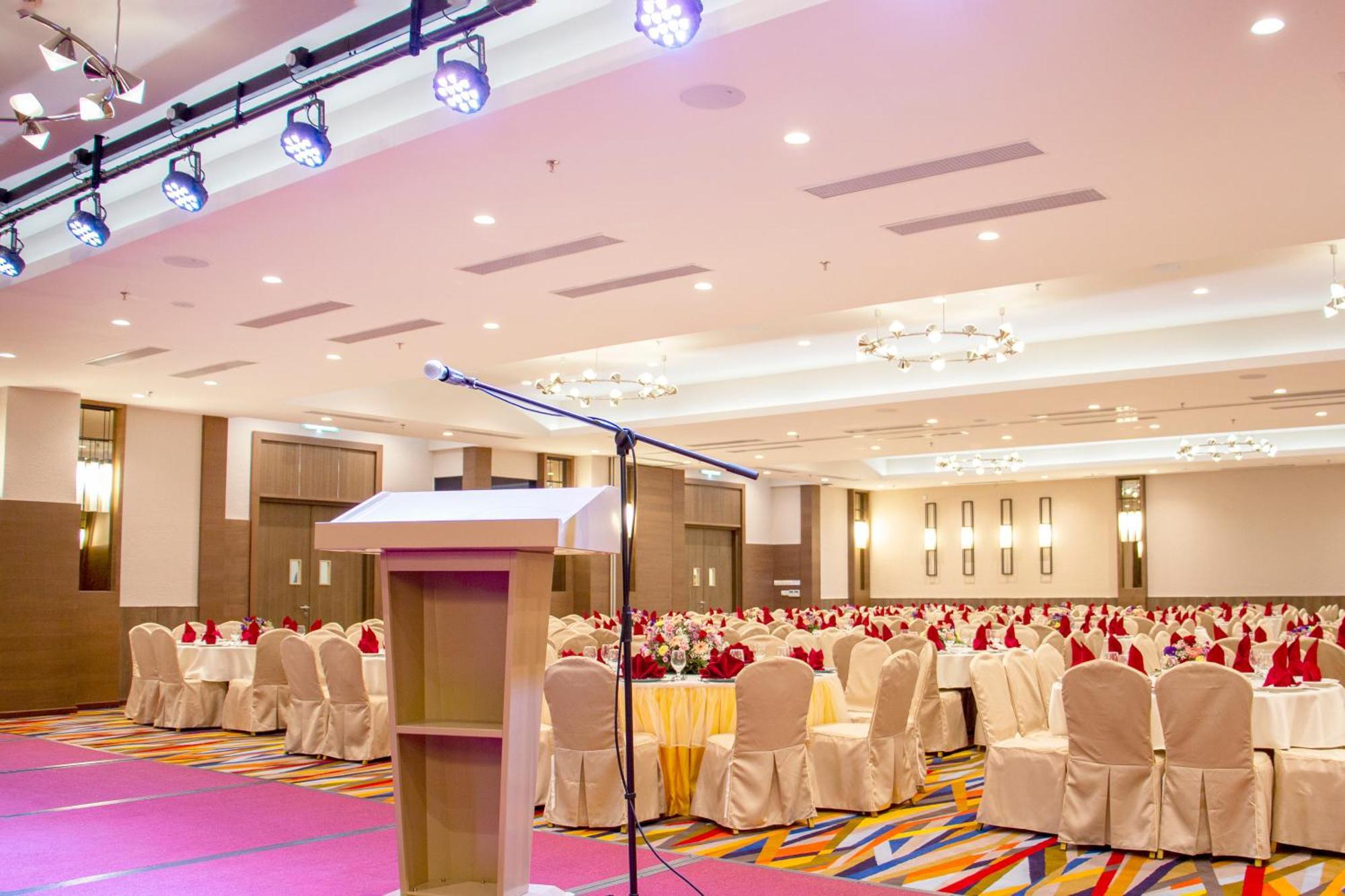 Arena Premier Hotel เซเรมบัน ภายนอก รูปภาพ
